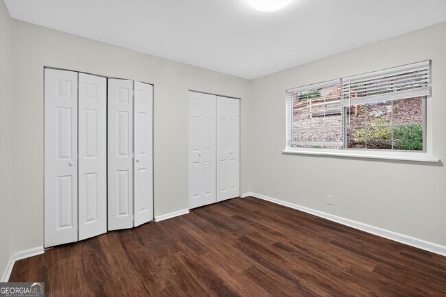 Building Photo - 2516 Peachwood Cir NE