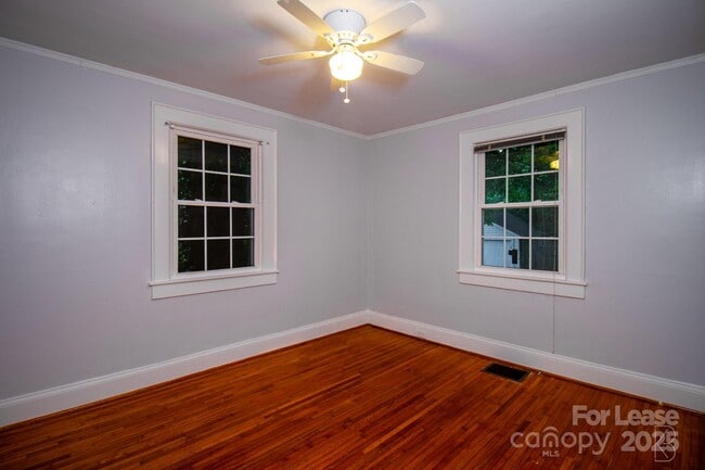 Building Photo - 3400 Eastway Dr
