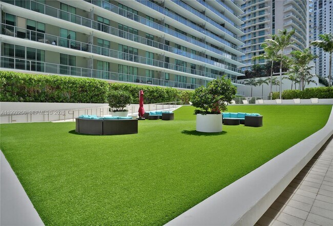 Building Photo - 1111 SW 1st Ave