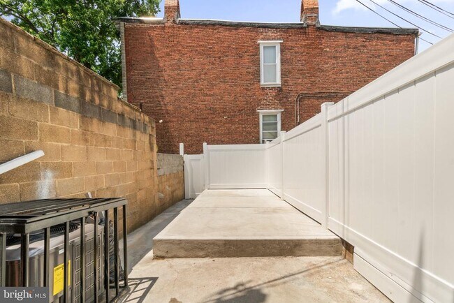 Building Photo - 829 W Barre St