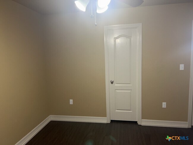 Building Photo - 2710 S Clear Creek Rd