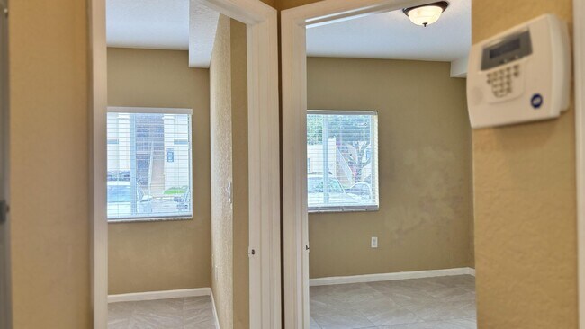 Building Photo - 1103 Golden Lakes Blvd