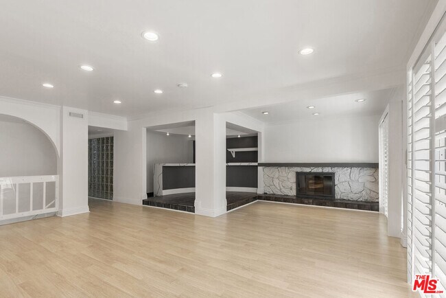 Building Photo - 745 Oxford Ave