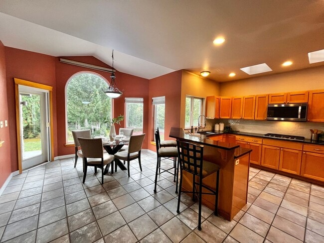 Building Photo - Seabeck Heights Home with Pickle Ball Court!