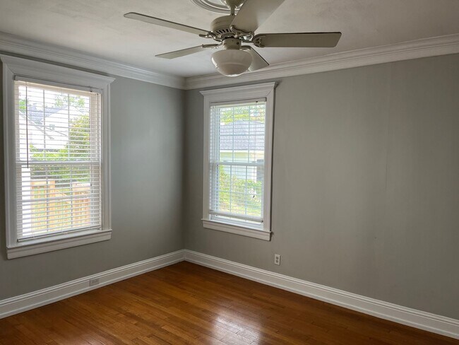 Building Photo - Beautiful and updated South Highlands 3BR/2BA.