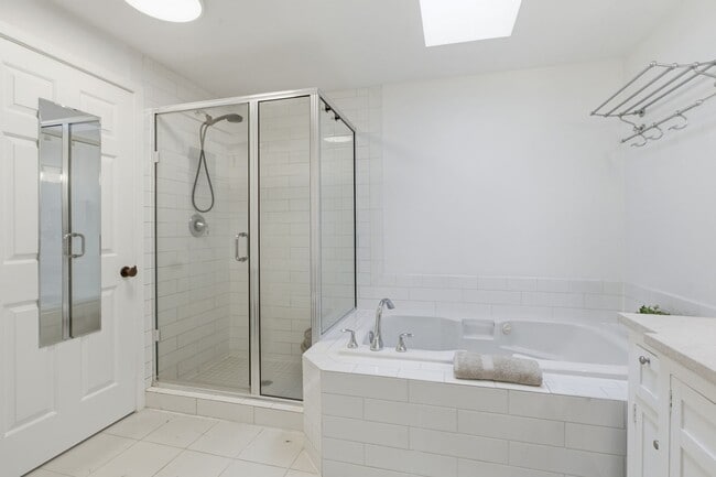 Building Photo - Charming Home in the Heart of Gig Harbor