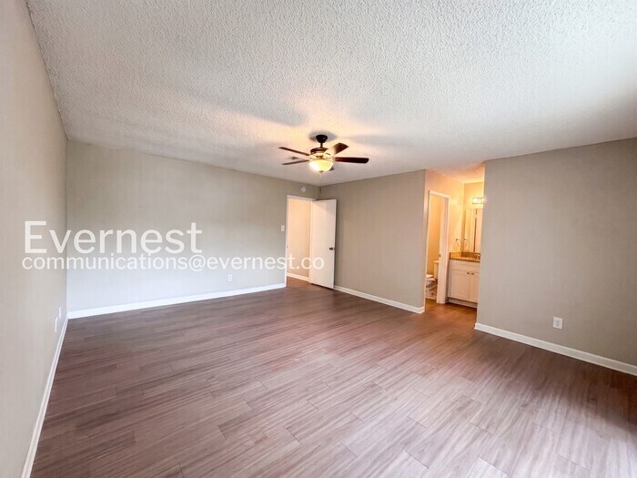 Building Photo - 2719 Meadowgrass Ln