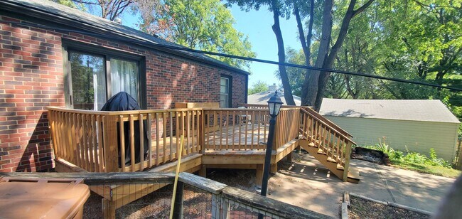 Building Photo - College View Cutie!