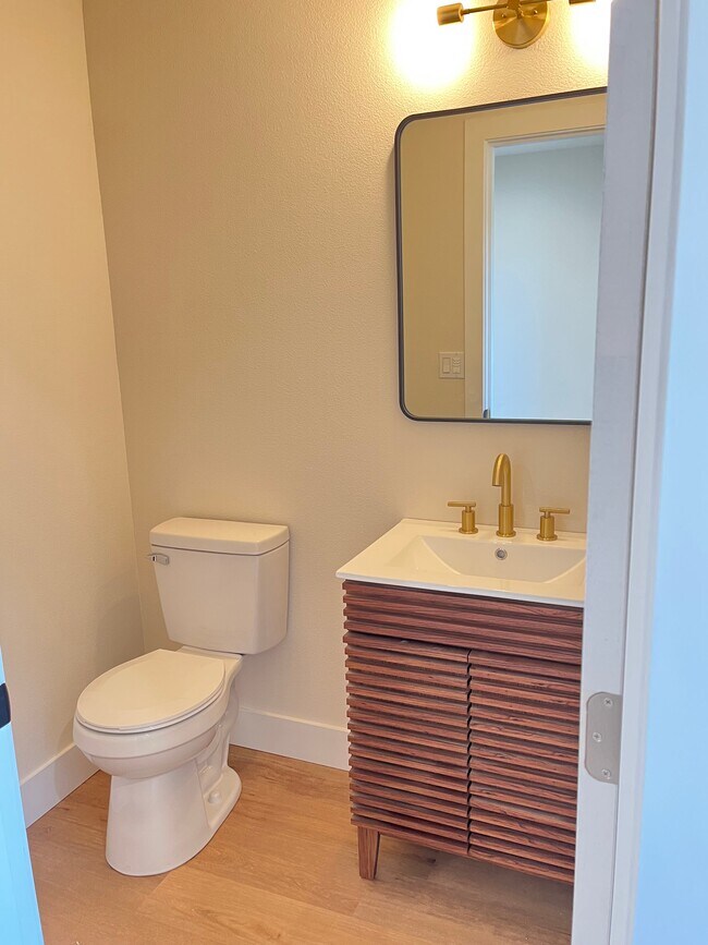 Building Photo - 5735 NE 33rd Ave