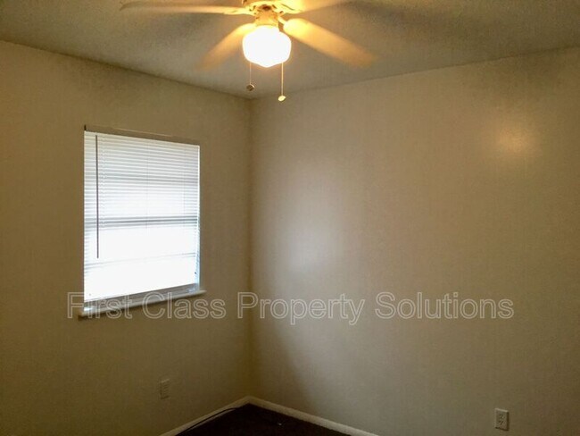 Building Photo - 1104 N Carol Ln