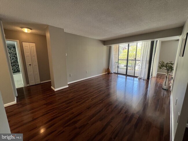 Building Photo - 4500 S Four Mile Run Dr