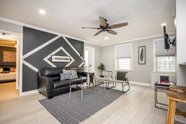 Primary Photo - 300 W Peachtree St NW