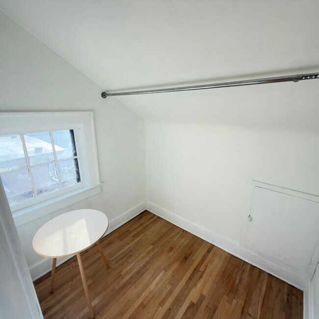 Building Photo - Charming 4 Bedroom on the SE Side!