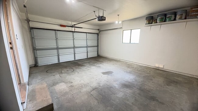 Building Photo - Desirable Duplex 2 bedroom 1 bathroom home