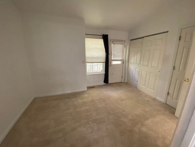 Building Photo - 2 Bedroom Townhome Near Buckley Air Force Base