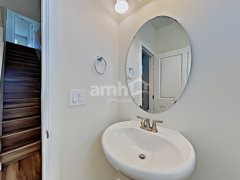 Building Photo - 557 McKinley St