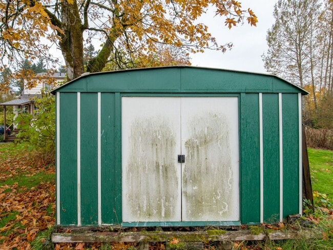 Building Photo - Adorable 2-bdrm/2-bath barn conversion home off River Road—Rural feel, close to everything