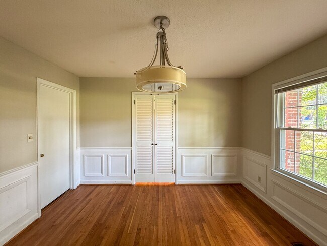 Building Photo - 6402 Fenwick Pl