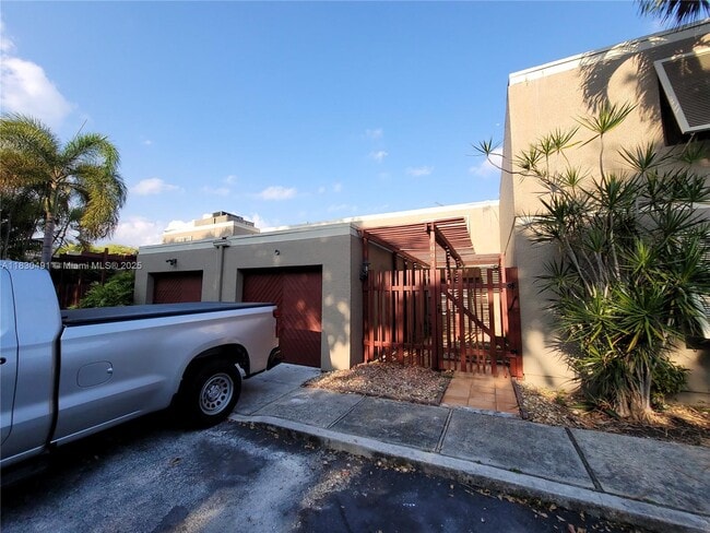 Building Photo - 1091 N Hiatus Rd