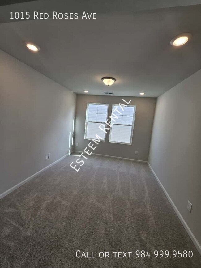 Building Photo - 1015 Red Roses Ave