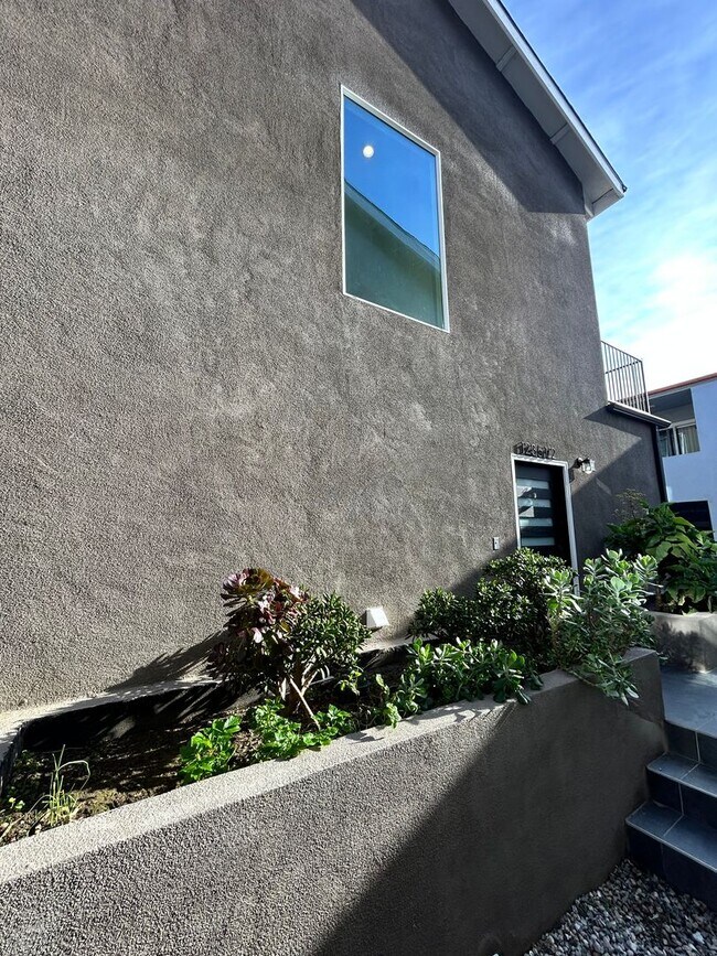 Building Photo - Soho Partners 1235