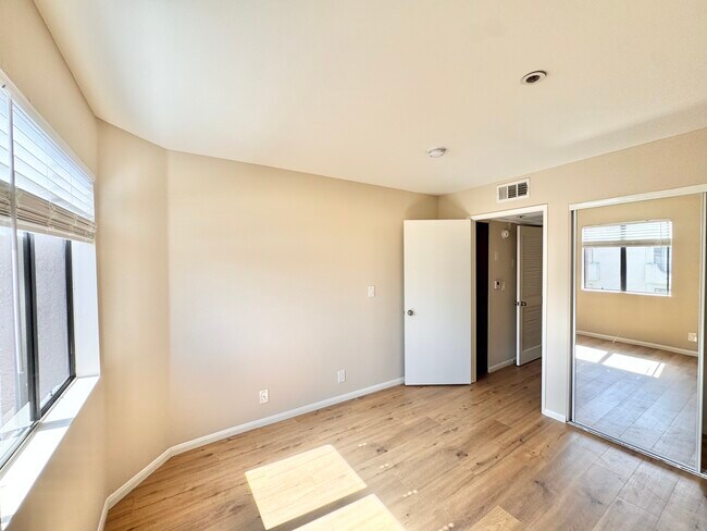 Building Photo - 100 N Clark Dr