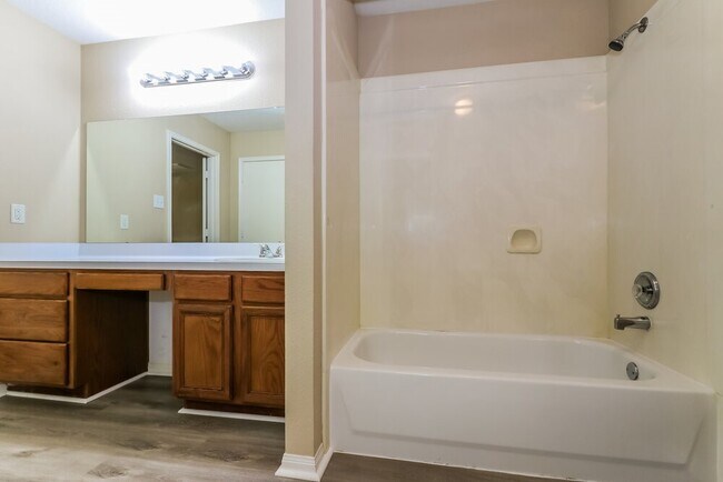 Building Photo - 10902 Ivy Park