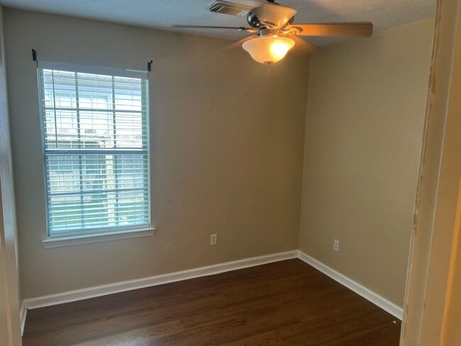 Building Photo - 3 Bed 2 Bath Home