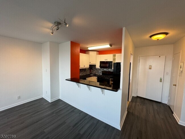 Building Photo - 285 Aycrigg Ave