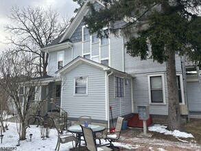 Building Photo - 100 Main St