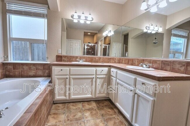 Building Photo - 2040 San Esteban Cir