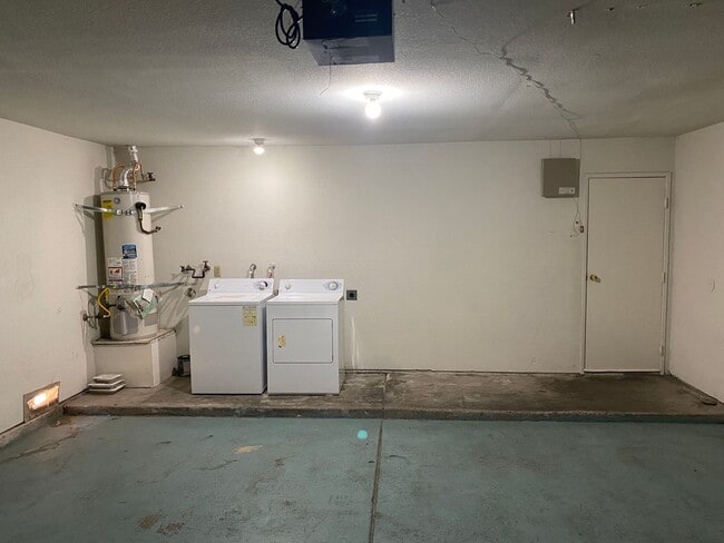 Building Photo - Henderson!!! 4 Bedrooms!! Single Story!! 2 car garage!! Big Back Yard!!! No HOA!! All Appliances!!