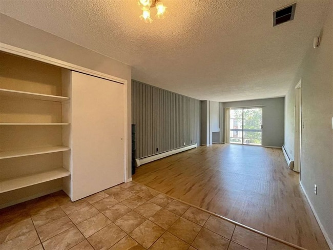 Building Photo - 3150 Lakeside Dr