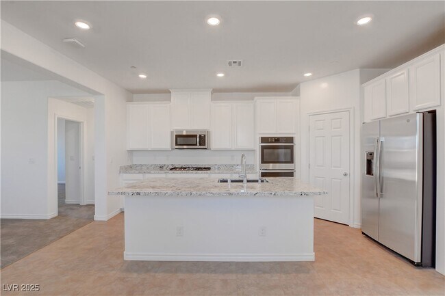 Building Photo - 882 Sycamore Falls St