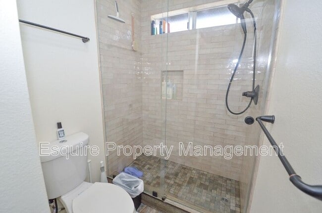 Building Photo - 279 Maple Rd