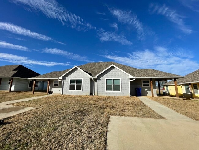 Primary Photo - Close to school/Neighborhood surrounded by...