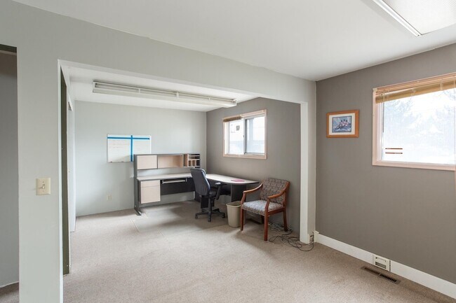 Building Photo - 10623 E Montgomery Ave