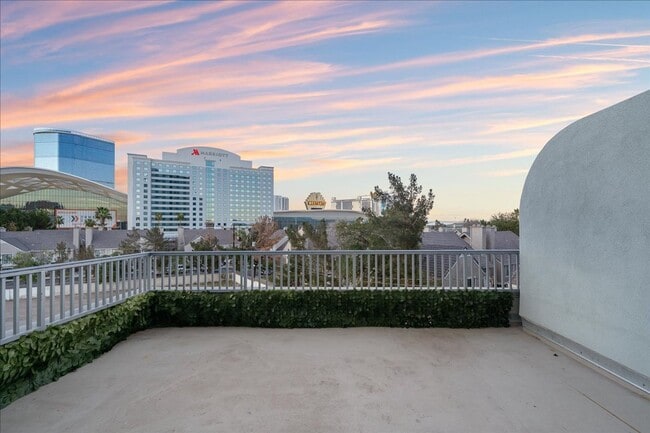 Building Photo - Fabulous Highrise Condo with Stripe Views!