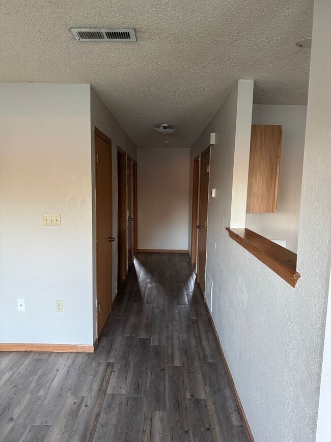 Building Photo - Ground Level 2 Bedroom Apartment w/ Washer...