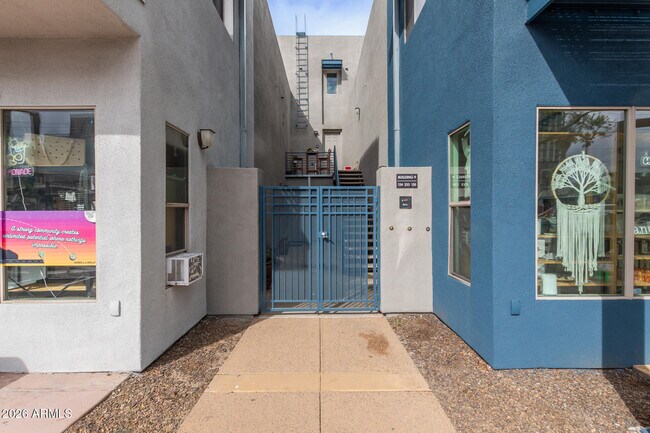 Building Photo - 610 E Roosevelt St