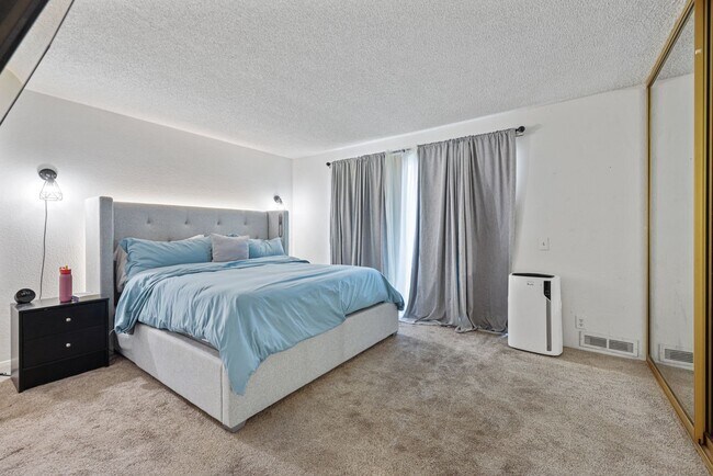 Building Photo - Charming 3-Bedroom Home in Gated South Par...