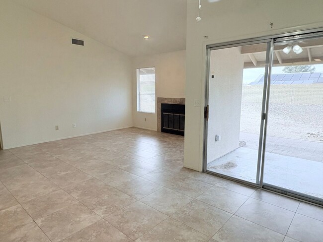 Building Photo - 3 bed/2 bath w/ large backyard
