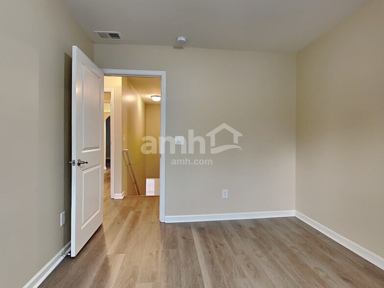 Building Photo - 183 Charlesfort Way