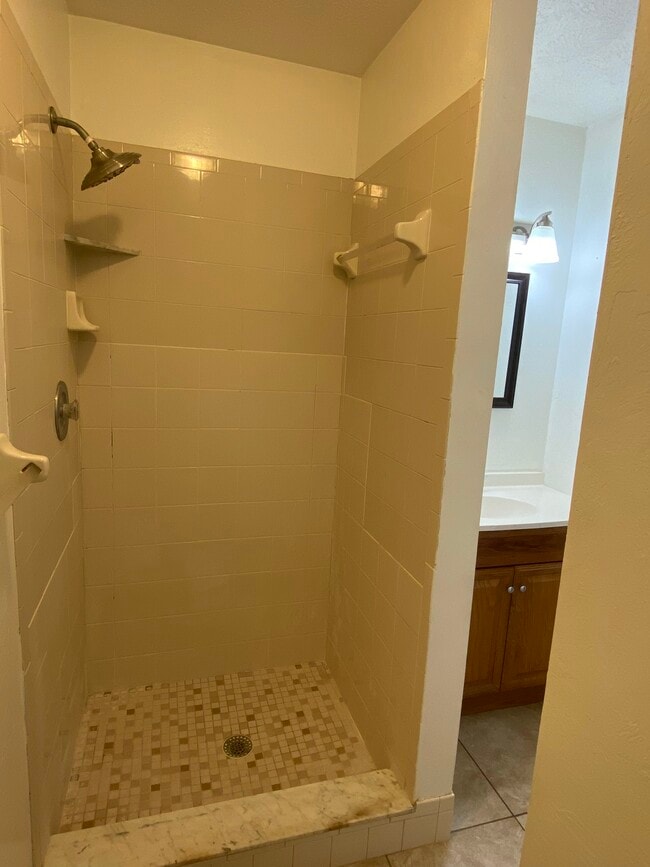 Building Photo - 5 Teak Loop Ln