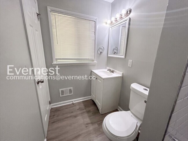 Building Photo - 1935 Lathrop St SE