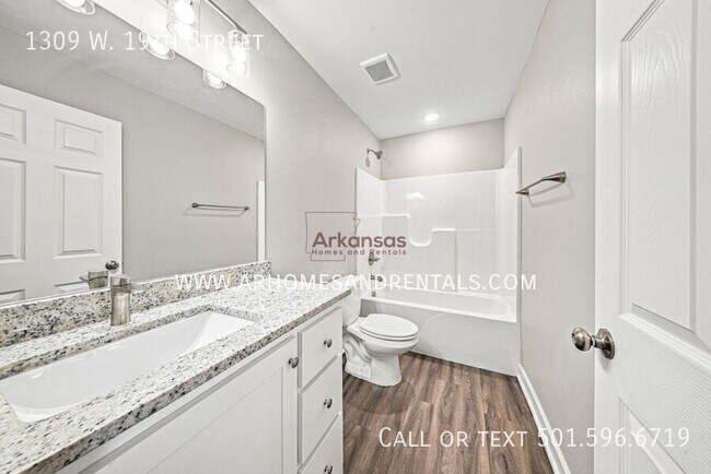 Building Photo - 1309 W 19th St