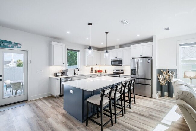 Building Photo - 238 Oleander Dr