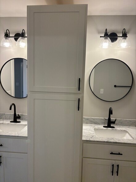 Jack/Jill Bath 3 - 1013 Oakmont Ln