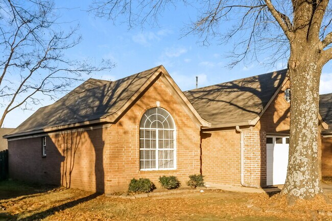 Building Photo - 7631 Tally Ho Dr E