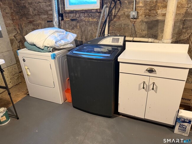 Building Photo - 246 Ledyard St